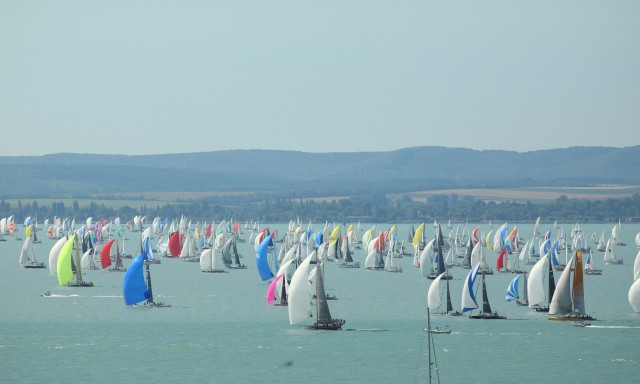 Baleset a K&eacute;kszalagon, els&uuml;llyedt egy haj&oacute; Balatonalm&aacute;din&aacute;l