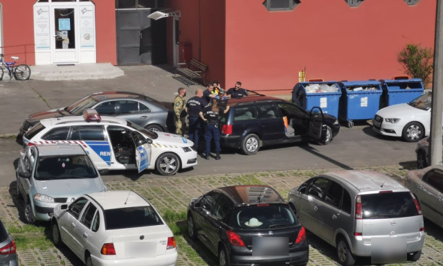 &Iacute;gy fogtak el a rendőr&ouml;k egy menek&uuml;lő aut&oacute;st a Szondi parkol&oacute;ban - VIDE&Oacute;