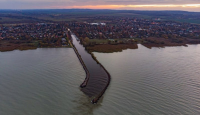 Fekete v&iacute;z folyik a Balatonba Balatonm&aacute;riaf&uuml;rdőn&eacute;l