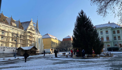 B&uacute;cs&uacute; az &uuml;nnepi időszakt&oacute;l - Bontj&aacute;k a belv&aacute;rosi f&eacute;nyeket &eacute;s a kar&aacute;csonyf&aacute;t is