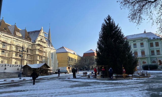 B&uacute;cs&uacute; az &uuml;nnepi időszakt&oacute;l - Bontj&aacute;k a belv&aacute;rosi f&eacute;nyeket &eacute;s a kar&aacute;csonyf&aacute;t is