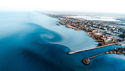 Eg&eacute;szen elk&eacute;pesztő fagyos &ouml;rv&eacute;nyt kaptak lencsev&eacute;gre a Balatonban!