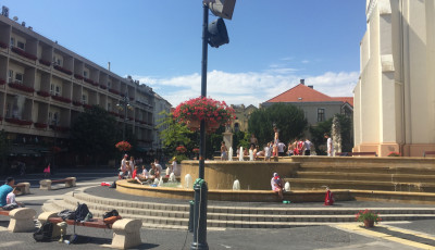 Vir&aacute;gf&uuml;rdőv&eacute; v&aacute;ltozott a Kossuth t&eacute;ri sz&ouml;kők&uacute;t