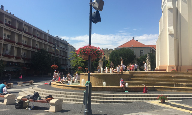 Vir&aacute;gf&uuml;rdőv&eacute; v&aacute;ltozott a Kossuth t&eacute;ri sz&ouml;kők&uacute;t