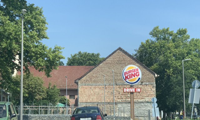 Felker&uuml;lt a Burger King log&oacute; &eacute;s a felirat is az &eacute;p&uuml;letre