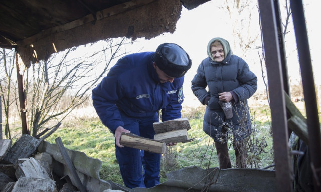 Rendőr&ouml;k fűt&ouml;ttek be egy r&aacute;szorul&oacute; somogyj&aacute;di csal&aacute;dn&aacute;l!