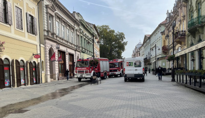 Tűzolt&oacute;k lept&eacute;k el h&eacute;tfő reggel a Fő utc&aacute;t