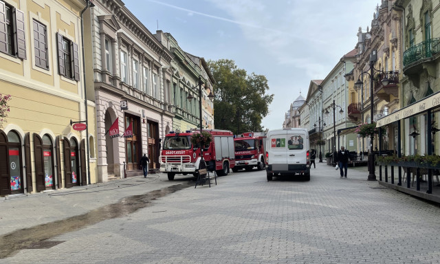 Tűzolt&oacute;k lept&eacute;k el h&eacute;tfő reggel a Fő utc&aacute;t