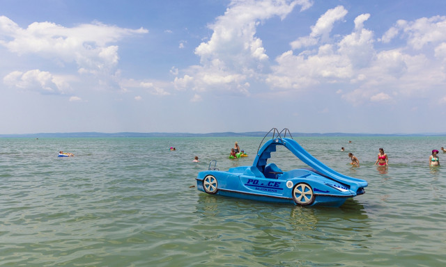 Bar&aacute;tnője mellett fulladt a Balatonba a 20 &eacute;ves fi&uacute; Si&oacute;fokon