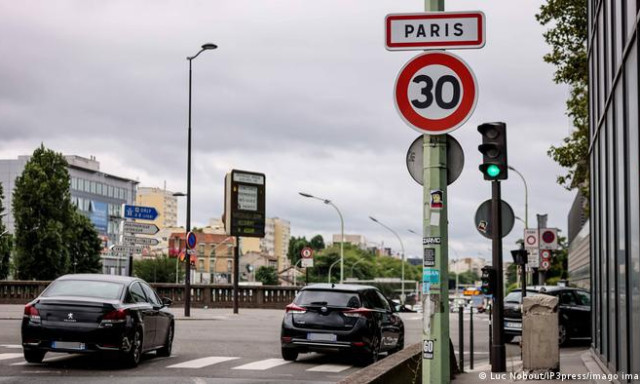 P&aacute;rizs lelassul - 30 km/h lesz mostant&oacute;l a maxim&aacute;lis sebess&eacute;g a v&aacute;rosban