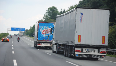 40 tonn&aacute;s kamionnal r&eacute;szegen cik&aacute;zott az M7-esen, elvett&eacute;k a jogsij&aacute;t - P&aacute;r &oacute;ra m&uacute;lva ugyan&uacute;gy ment tov&aacute;bb