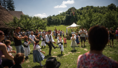 Szuper p&uuml;nk&ouml;sdi programokkal telt a h&eacute;tfő a Szennai Skanzenben - GAL&Eacute;RIA