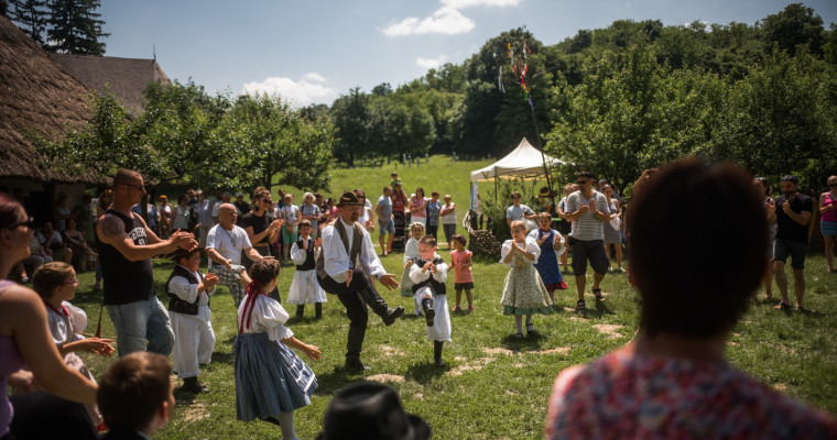 Szuper p&uuml;nk&ouml;sdi programokkal telt a h&eacute;tfő a Szennai Skanzenben - GAL&Eacute;RIA