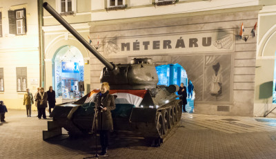 Gyertyagy&uacute;jt&aacute;s az 56-os hős&ouml;k eml&eacute;k&eacute;re a Kossuth t&eacute;ren - Gal&eacute;ria