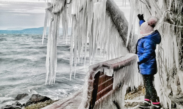 Jeges csodavil&aacute;got var&aacute;zsolt a sz&eacute;l &eacute;s az eső a Balatonon d&eacute;li partj&aacute;ra