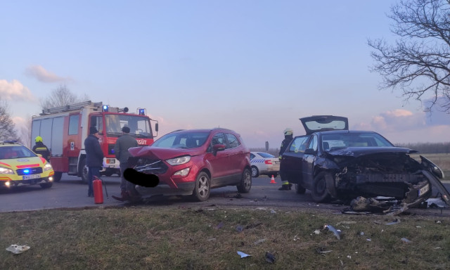 Front&aacute;lis karambol Balatonfenyvesen, ketten megs&eacute;r&uuml;ltek