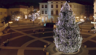 Ez&uacute;ttal &uuml;nneplő t&ouml;meg n&eacute;lk&uuml;l kapcsolt&aacute;k fel a belv&aacute;rosi d&iacute;szkivil&aacute;g&iacute;t&aacute;st &ndash; VIDE&Oacute;