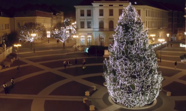 Ez&uacute;ttal &uuml;nneplő t&ouml;meg n&eacute;lk&uuml;l kapcsolt&aacute;k fel a belv&aacute;rosi d&iacute;szkivil&aacute;g&iacute;t&aacute;st &ndash; VIDE&Oacute;