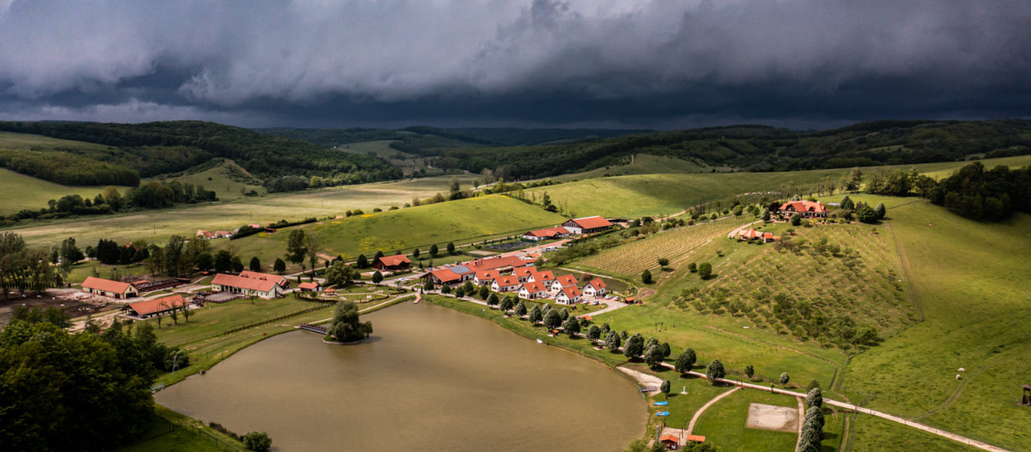 Id&eacute;n lesz a Nagy Nap? Esk&uuml;vői ny&iacute;lt napon ismerhetitek meg a Zselicv&ouml;lgy Szabadidőfarm szolg&aacute;ltat&aacute;sait