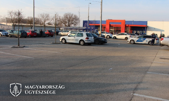 V&aacute;demel&eacute;ssel z&aacute;rult a Tesco parkol&oacute;j&aacute;ban zajl&oacute; love story