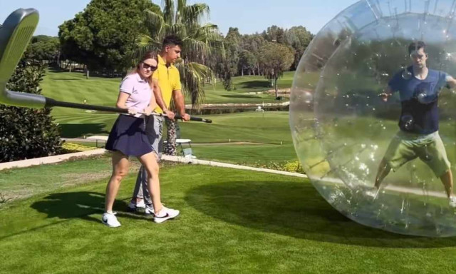 Hi&aacute;nyp&oacute;tl&oacute;: &Oacute;ri&aacute;s golflabdak&eacute;nt lőnek ki egy embert a golfp&aacute;ly&aacute;ra - VIDE&Oacute;