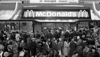 1990-ben ny&iacute;lt Moszkv&aacute;ban az első McDonald&#039;s, ez a 17 k&eacute;p megmutatja micsoda őr&uuml;let volt