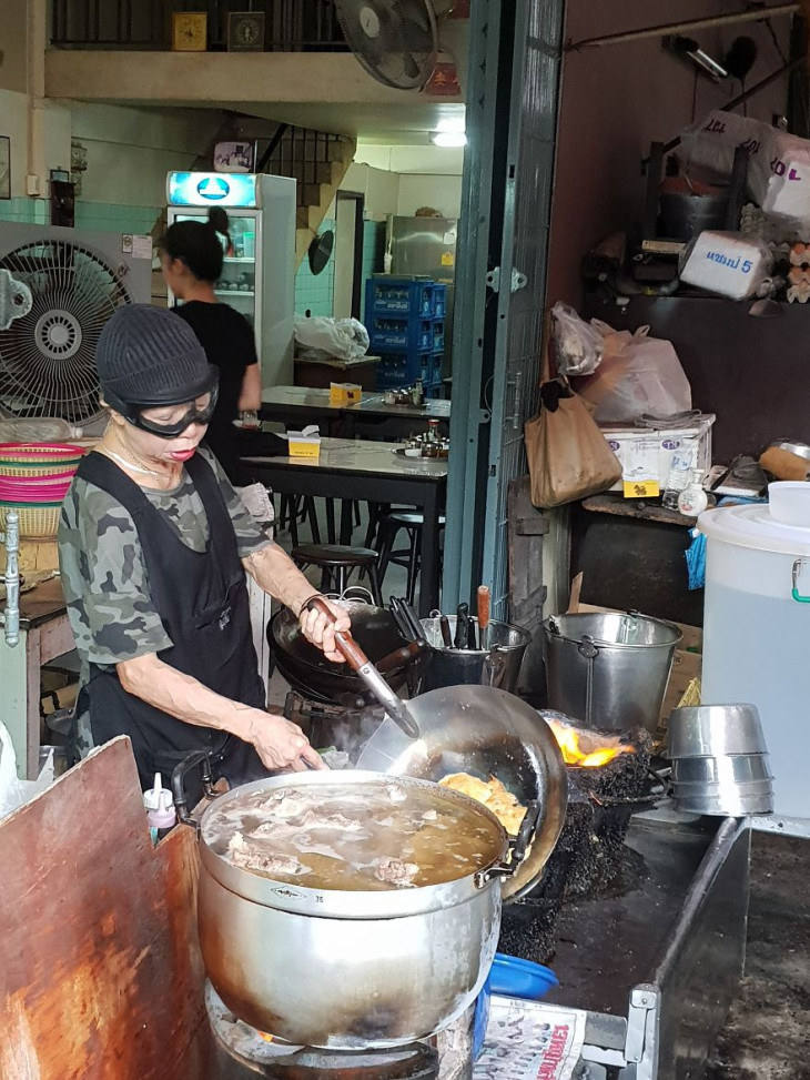 Igen, ez egy Michelin csillagos street food kajálda, amit egy 72 éves néni visz