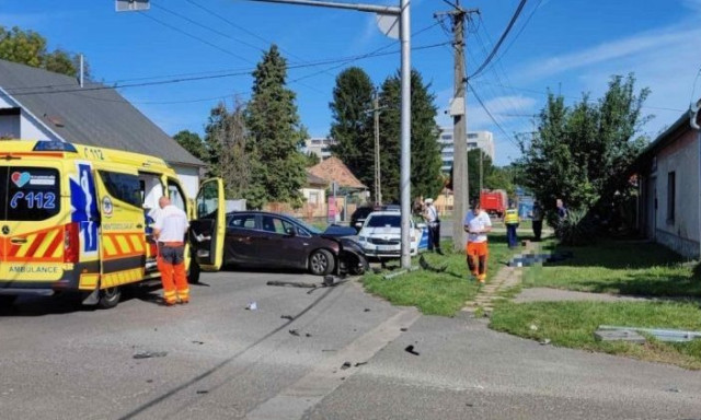 Hal&aacute;lra g&aacute;zoltak egy buszmeg&aacute;ll&oacute;ban v&aacute;rakoz&oacute; embert Domb&oacute;v&aacute;ron