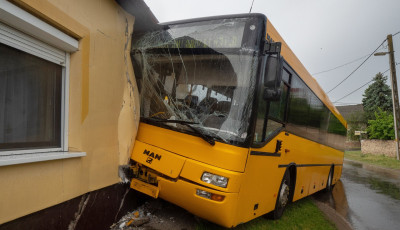 Erre biztos nem sz&aacute;m&iacute;tottak! - H&aacute;zukba csap&oacute;dott egy Vol&aacute;n busz