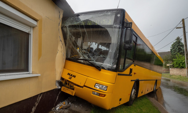 Erre biztos nem sz&aacute;m&iacute;tottak! - H&aacute;zukba csap&oacute;dott egy Vol&aacute;n busz