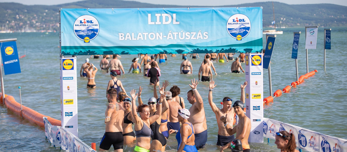 Id&eacute;n m&aacute;r SUP-al is lehet nevezni a Balaton-&aacute;t&uacute;sz&aacute;sra, Balatonbogl&aacute;ron lesz a befut&oacute;