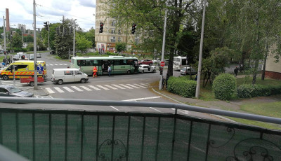 K&eacute;t busz &uuml;tk&ouml;z&ouml;tt szem&eacute;lyaut&oacute;val a Kanizsai &eacute;s a Berzsenyi utca kereszteződ&eacute;s&eacute;ben!