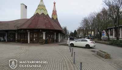 Balh&eacute; egy fony&oacute;di k&aacute;v&eacute;z&oacute;ban - Az &eacute;telfut&aacute;rnak &eacute;s a pultosnőnek is nekiment a r&eacute;szeg vend&eacute;g