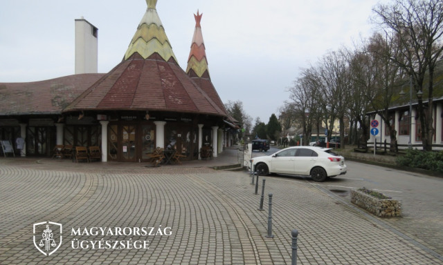 Balh&eacute; egy fony&oacute;di k&aacute;v&eacute;z&oacute;ban - Az &eacute;telfut&aacute;rnak &eacute;s a pultosnőnek is nekiment a r&eacute;szeg vend&eacute;g