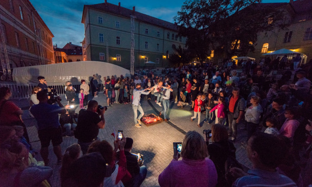 Izzottak a talpak a Vigass&aacute;gok ter&eacute;n - GAL&Eacute;RIA