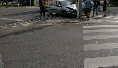 Hal&aacute;los baleset Kaposv&aacute;ron - Villanyoszlopnak &uuml;tk&ouml;z&ouml;tt egy aut&oacute;s a Petőfi utc&aacute;ban