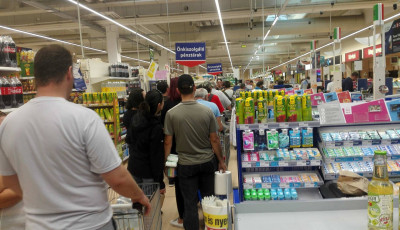 Megb&eacute;nult a kaposv&aacute;ri Tesco - Sokan kosaraikat h&aacute;trahagyva t&aacute;voztak