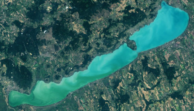 Olyan tiszta a Balaton egyes helyeken, hogy szinte m&aacute;r inni is lehet belőle