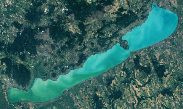 Olyan tiszta a Balaton egyes helyeken, hogy szinte m&aacute;r inni is lehet belőle