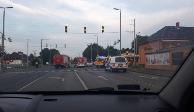 H&aacute;rmas karambol a Mező &uacute;ti csom&oacute;pontban - Egy busz &eacute;s k&eacute;t aut&oacute; &uuml;tk&ouml;z&ouml;tt