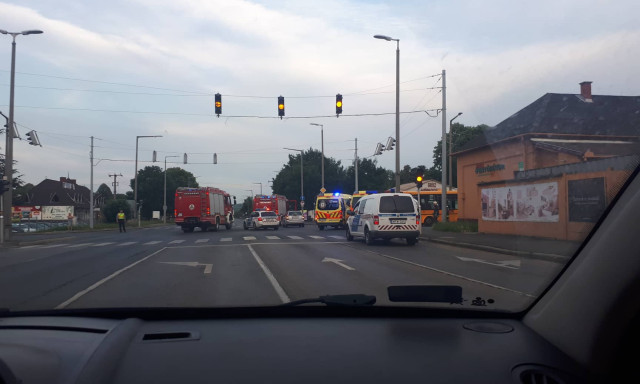 H&aacute;rmas karambol a Mező &uacute;ti csom&oacute;pontban - Egy busz &eacute;s k&eacute;t aut&oacute; &uuml;tk&ouml;z&ouml;tt