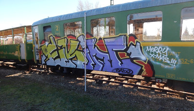 Graffiti ker&uuml;lt a balatonfenyvesi kisvas&uacute;t oldal&aacute;ra, elfogt&aacute;k a festőt