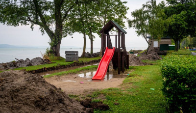 Katasztrof&aacute;lis &aacute;llapotok a Balaton szabadstrandjain a fel&uacute;j&iacute;t&aacute;sok &eacute;s a viharok miatt