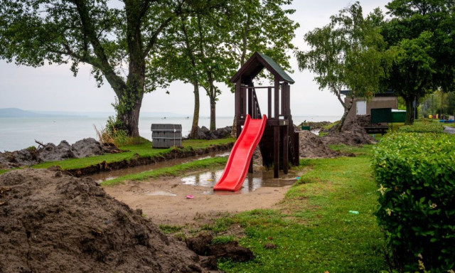 Katasztrof&aacute;lis &aacute;llapotok a Balaton szabadstrandjain a fel&uacute;j&iacute;t&aacute;sok &eacute;s a viharok miatt