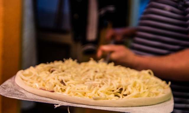 Olyan gyros-pizz&aacute;ba futottunk, amitől m&eacute;g mindig nem t&eacute;rt&uuml;nk magunkhoz! Egyed&uuml;l&aacute;ll&oacute; pizz&aacute;kat is k&eacute;sz&iacute;t a Pasa!