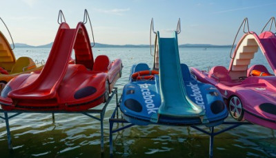 K&ouml;vetendő p&eacute;lda! - Mentőgyűrűvel szerelt&eacute;k fel a Balatonon a v&iacute;zibicikliket