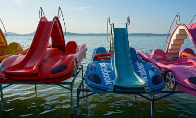 K&ouml;vetendő p&eacute;lda! - Mentőgyűrűvel szerelt&eacute;k fel a Balatonon a v&iacute;zibicikliket