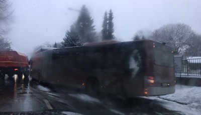 A Mező &uacute;ti csom&oacute;pontban is elakadt egy busz