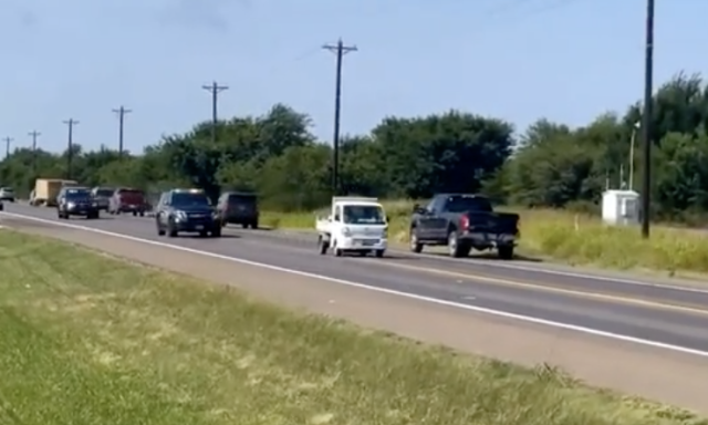 V&iacute;gj&aacute;t&eacute;kba illő, amint egy apr&oacute; Suzuki teheraut&oacute; menek&uuml;l a benga rendőraut&oacute;k elől - VIDE&Oacute;