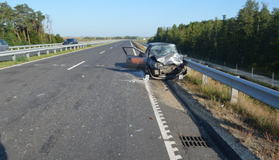 A szalagkorl&aacute;tnak &uuml;tk&ouml;z&ouml;tt egy aut&oacute;s hajnalban az R67-esen, egy &eacute;rkező aut&oacute;s belerohant